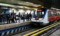 آوازخوانی جالب خواننده خیابانی برای یک پیرمرد در مترو