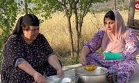 تهیه لواشک آلو توسط این مادر و دختر مشهور کردستانی