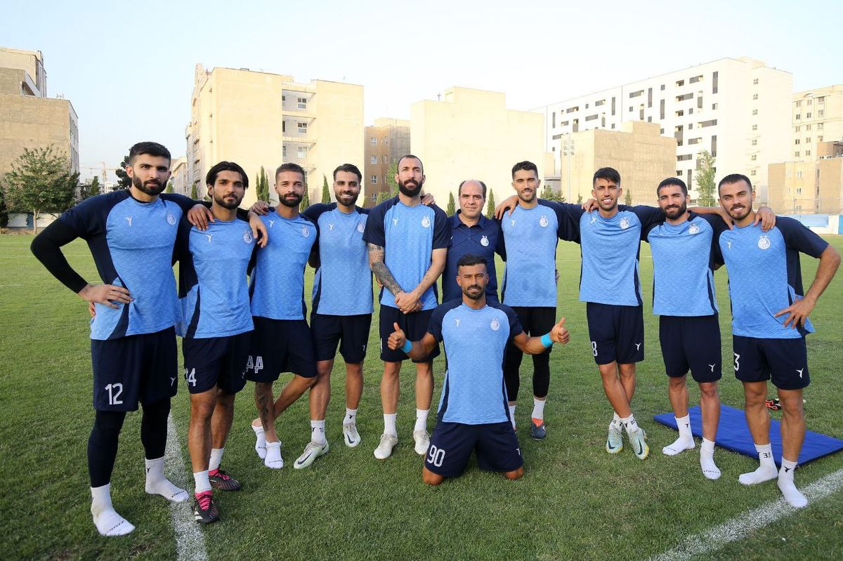   خواننده مشهور، مهمان تمرین استقلال شد 
