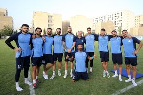 خواننده مشهور، مهمان تمرین استقلال شد