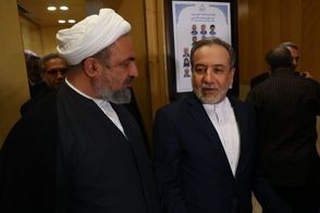 دوره شدن عراقچی توسط نمایندگان تندروی مجلس