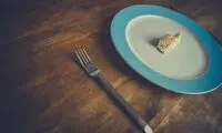 ۵ ترفند برای احساس سیری بیشتر با خوردن کمتر!