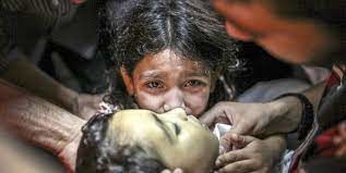 لحظه دردناکِ پیدا کردن جسد دختربچه فلسطینی از زیر آوار