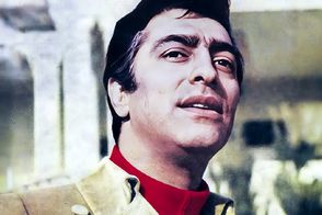 عکس دیده‌نشده فردین در حال دریافت نشان لیاقت از محمدرضا پهلوی