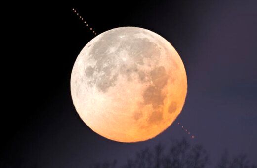 قایم‌موشک بازی سحرآمیز ماه و مریخ در آسمان 