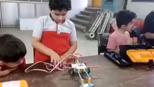 تصاویری غم‌انگیز از کیان پیرفلک در حال ساخت ربات