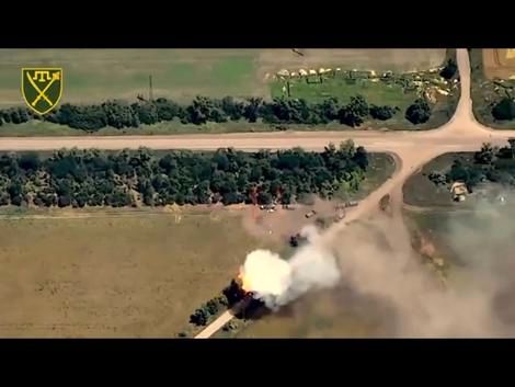 انهدام کامیون‌های ارتش روسیه با شلیک توپخانه اوکراین 
