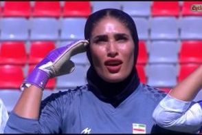 حرکت وطن‌پرستانه ملی‌پوشان فوتبال زنان هنگام پخش سرود ملی