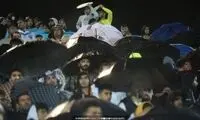 ایستاده در باران به خاطر ملوان