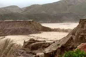 سیل، سد خاکی قشم را شکست 
