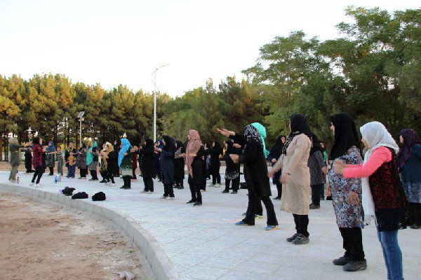 عکسی از ورزش صبحگاهی یک زن در دهه هفتاد که پربازدید شد