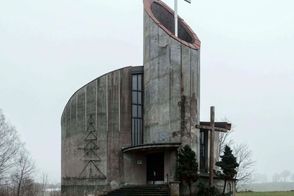 معماری خشن یک کلیسا در لهستان جلب توجه کرد