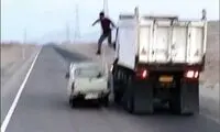 ترفند عجیب برای سرقت از کامیون‌ها در جاده‌ها