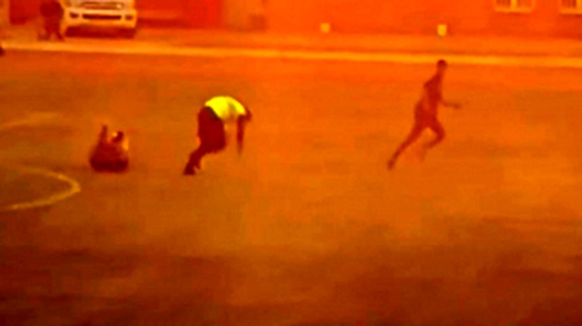 مامور نیروی انتظامی، حسین حسینی را زمین زد