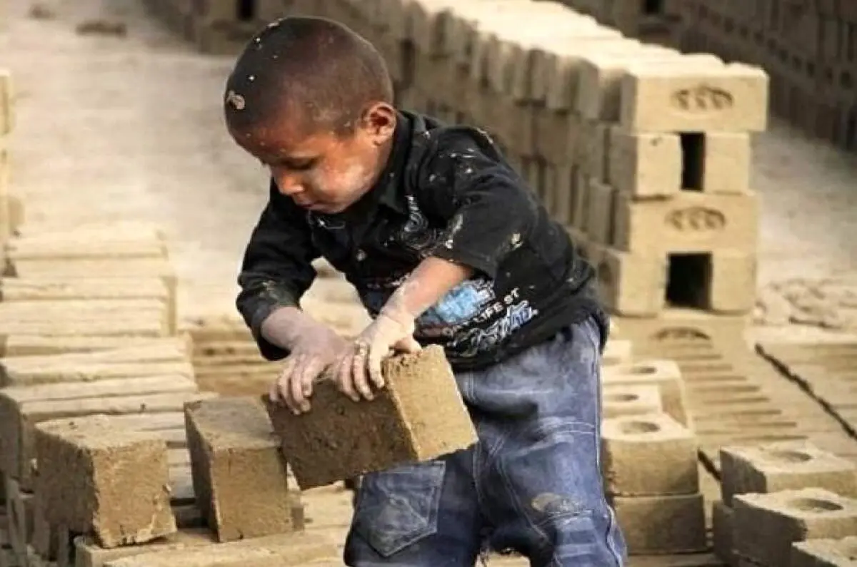 صاحبکار سنگدل، کودک ۱۰ ساله را با کابل سیاه و کبود کرد!