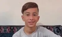 پسری عاشق که در مترو می‌خواند و دایره می‌زند