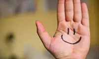 تظاهر به لبخند باعث خوشحالی می‌شود؟