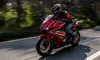 رانندگی در حالت درازکش روی موتور در وسط اتوبان