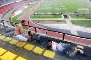 زمین فوتبال تبدیل به استخر شد! 