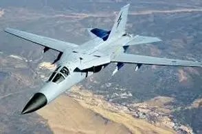 لحظه جمع‌شدن بال‌های بمب‌افکن آمریکایی در آسمان