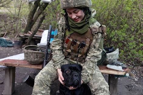 نگهداری زن اوکراینی از 67 سگ در خط مقدم