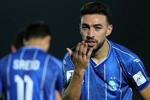 عکس یادگاری هواداران استقلال با مونیر در مراسم امشب