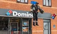 تحویل پیتزا به مشتریان با لباس جت!
