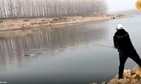 نجات دختر غرق شده با قلاب ماهیگیری!