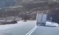 لحظه بریدن ترمز یک کامیونت در سراشیبی جاده
