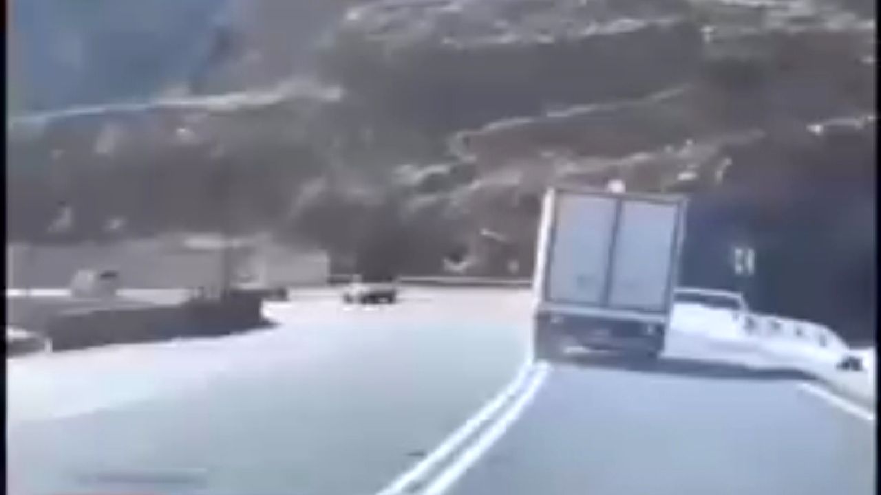 لحظه بریدن ترمز یک کامیونت در سراشیبی جاده