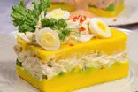 دستور پخت کائوسا؛ پیش‌غذایی مجلسی با سیب‌زمینی و مرغ