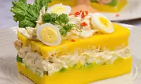 دستور پخت کائوسا؛ پیش‌غذایی مجلسی با سیب‌زمینی و مرغ