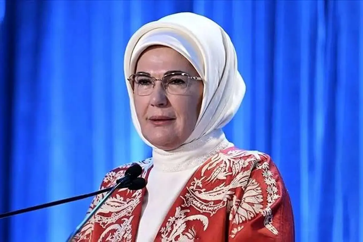 واکنش زن اردوغان به تلاش مکرون برای بوسیدن دستش