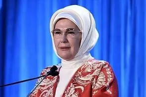 واکنش زن اردوغان به تلاش مکرون برای بوسیدن دستش 