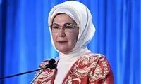 واکنش زن اردوغان به تلاش مکرون برای بوسیدن دستش 