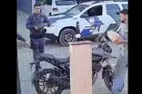 آتش‌زدن موتور مقابل چشم پلیس بعد از جریمه!