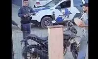 آتش‌زدن موتور مقابل چشم پلیس بعد از جریمه!
