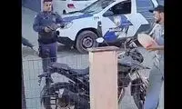 آتش‌زدن موتور مقابل چشم پلیس بعد از جریمه!