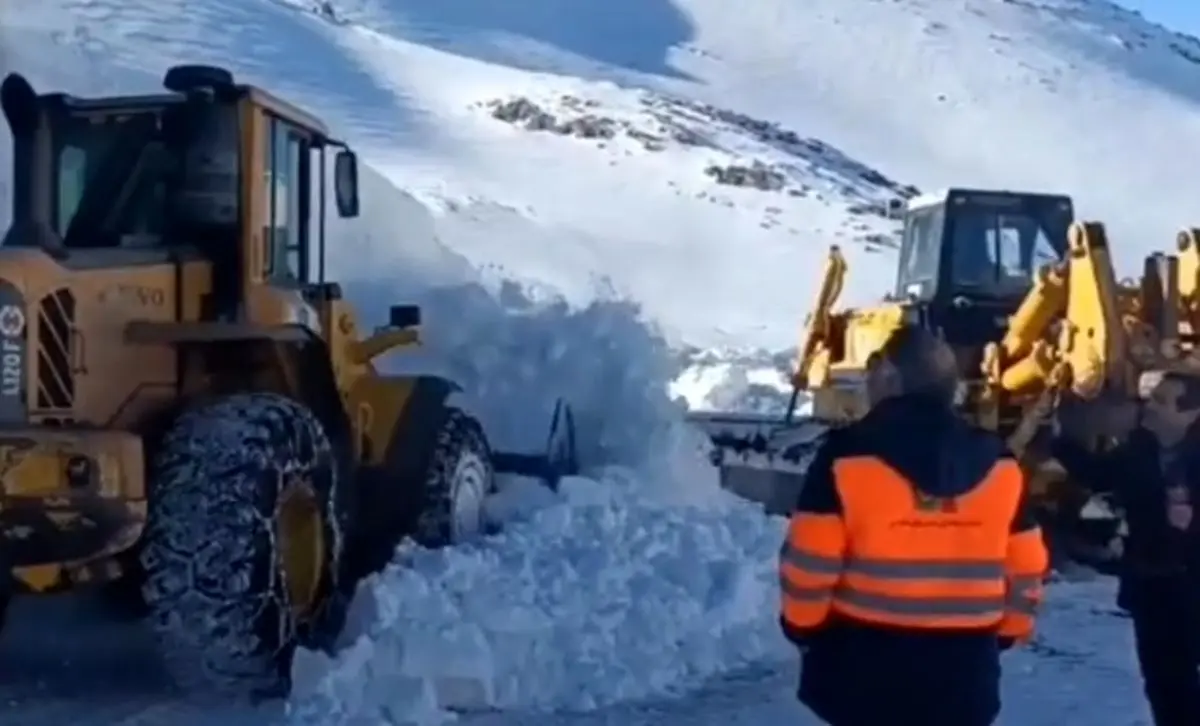 انباشت برف ۷ متری در یک گردنه!