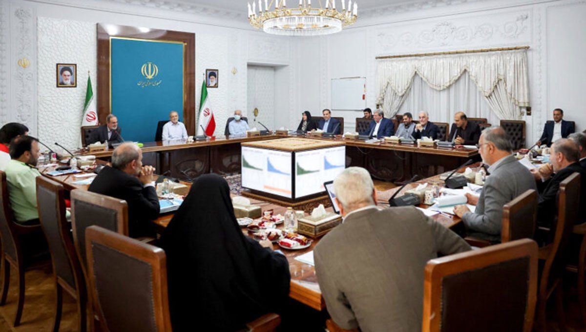   پزشکیان: حل مشکلات بدون کمک مردم ممکن نیست 