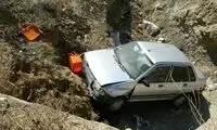 همکاری فداکارانه مردم برای بالا کشیدن خودروی سقوط کرده به دره