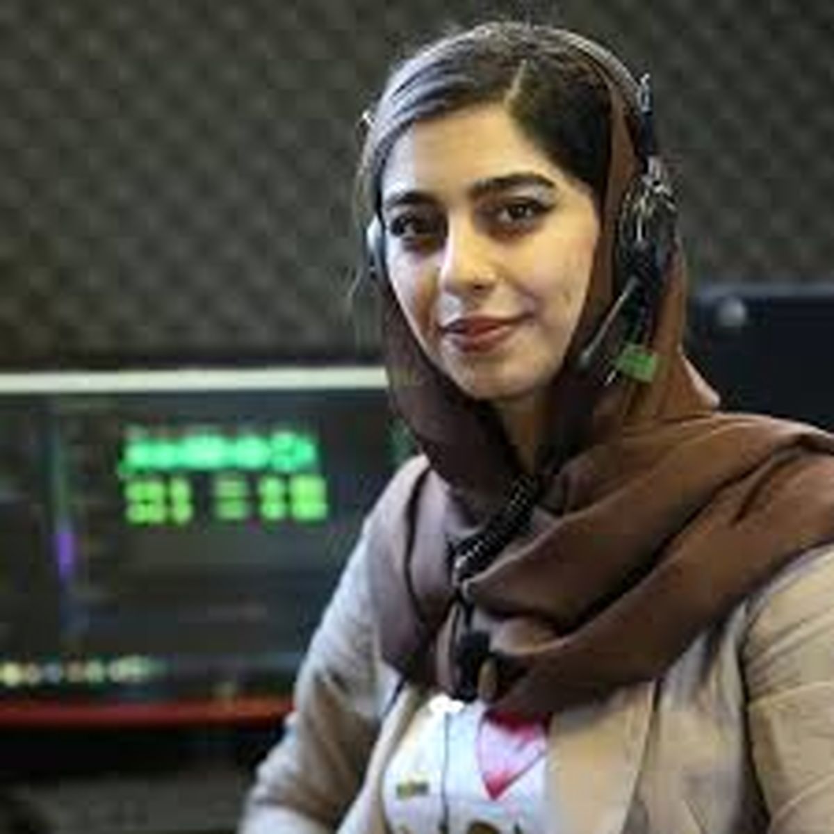 از چهره خانم گوینده برنامه «نشان» رونمایی شد