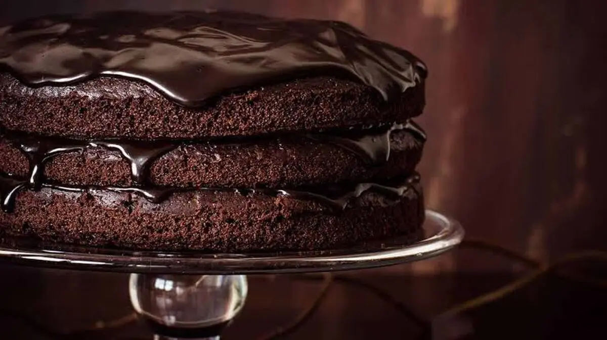 طرز تهیه کیک شکلاتی کافی‌شاپی با بافتی خیس و نرم