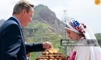 دیوید کامرون مقابل این دختران، دست به سینه شد