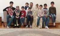 عکس خوشحال مادر دهه شصتی در کنار همسر و ۹فرزندش