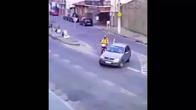 تصادف عجیب یک خودرو با دیوار حین دور زدن!