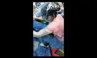 شغل عجیب اما با ظرافت؛ زخمی کردن شلوار جین!