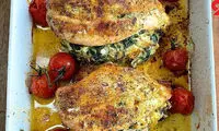 طرز تهیه مرغ شکم‌پر لذیذ با پنیر و اسفناج