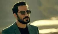  نوید محمدزاده در یک مراسم هنری آفتابی شد