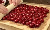 طرز تهیه شیرینی خوشمزه با خمیر هزارلا و گیلاس